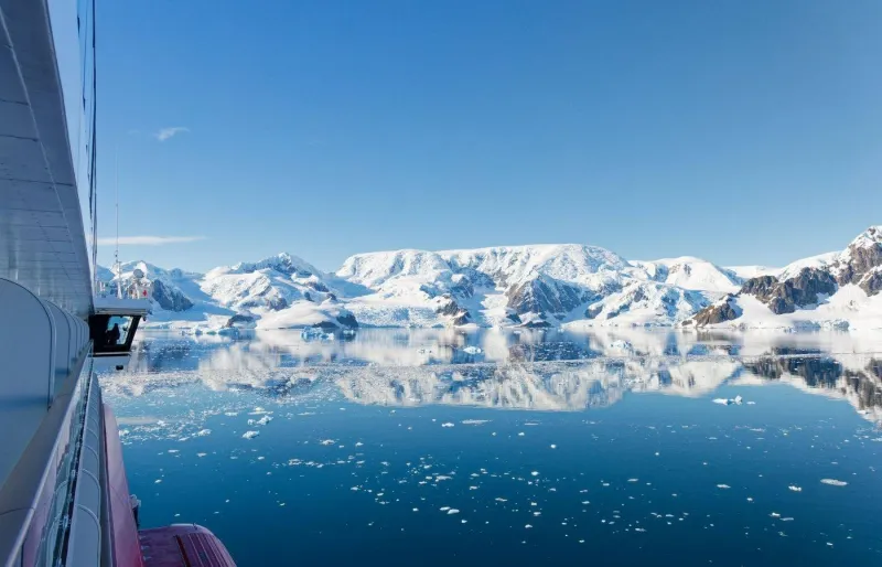 La croisière démarre à Ushuaia et traverse le passage de Drake pour rejoindre le continent blanc.
