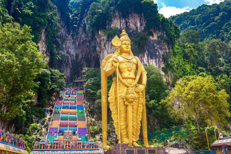 Partez au nord de la capitale pour visiter les Batu Caves et les sanctuaires hindous qu’elles abritent.