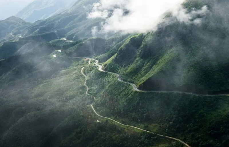 La route menant au col de Tram Ton.