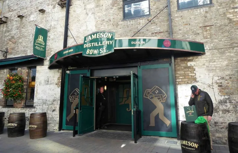 L'entrée de  distillerie Jameson à Dublin.