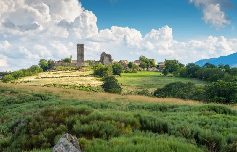 Le village fortifié de la Garde-Guérin.