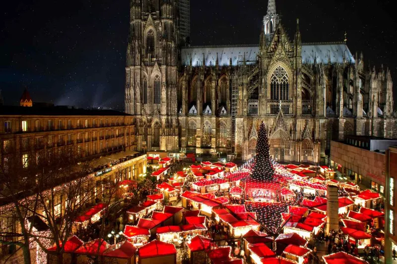 Le marché de noël de Cologne se tient au pied de sa superbe cathédrale gothique.