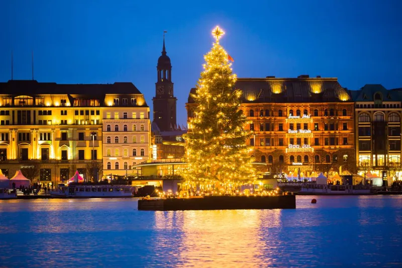 À Hambourg, un grand sapin de Noël est installé chaque hiver au centre du lac de l’Alster.