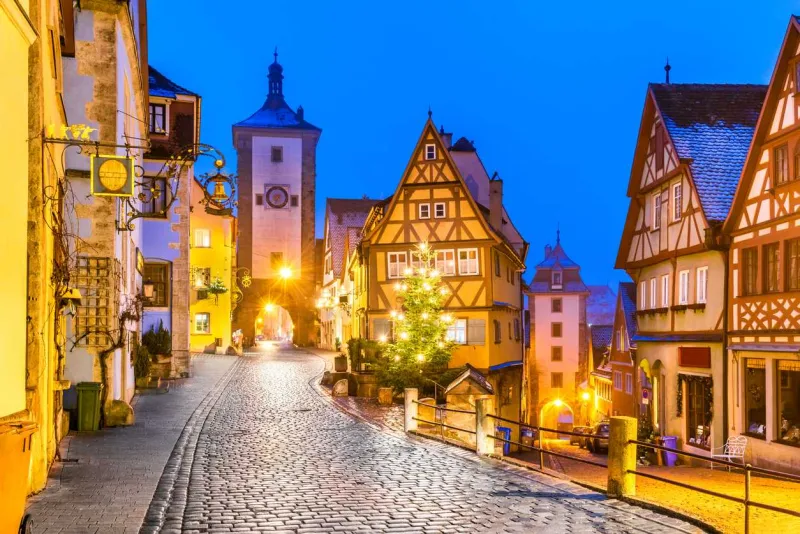 Sous les lumières de Noël, les remparts et les maisons à colombages de Rothenburg ob der Tauber composent l’un des tableaux les plus féériques d’Allemagne.