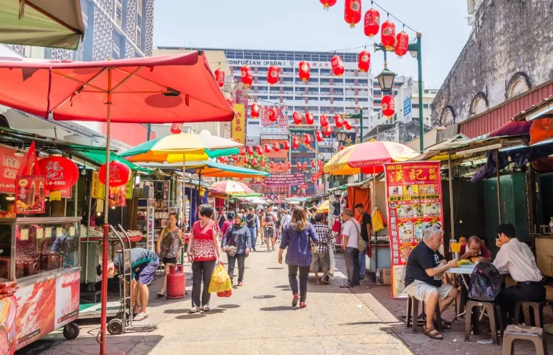 Boutiques et stands de street food remplissent Petaling Street, dans le Chinatown de Kuala Lumpur.
