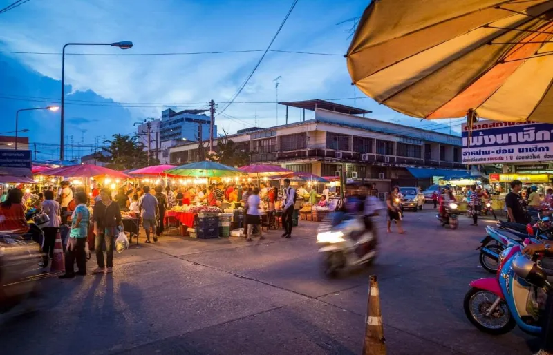 Phitsanulok, en Thaïlande, à la tombée de la nuit.