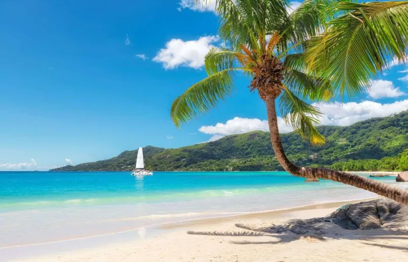 La plage de Beau Vallon est un incontournable des Seychelles.