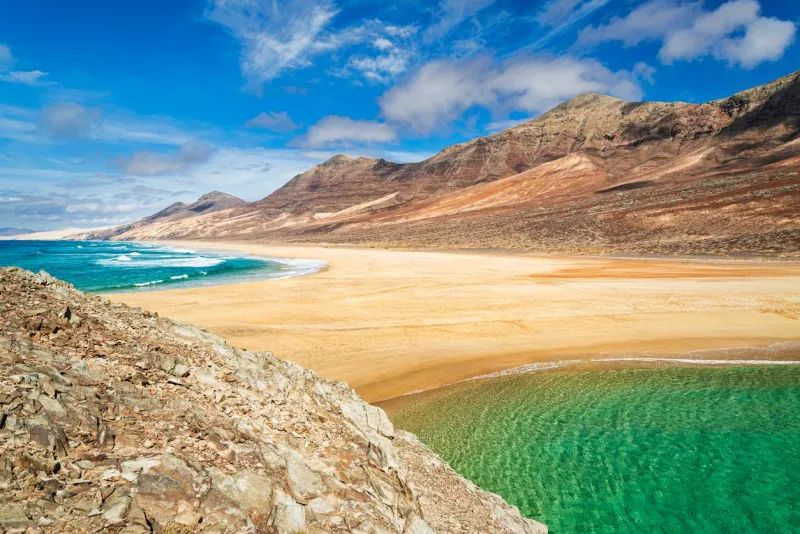 Les eaux turquoise de la plage de Cofete, à Fuerteventura.