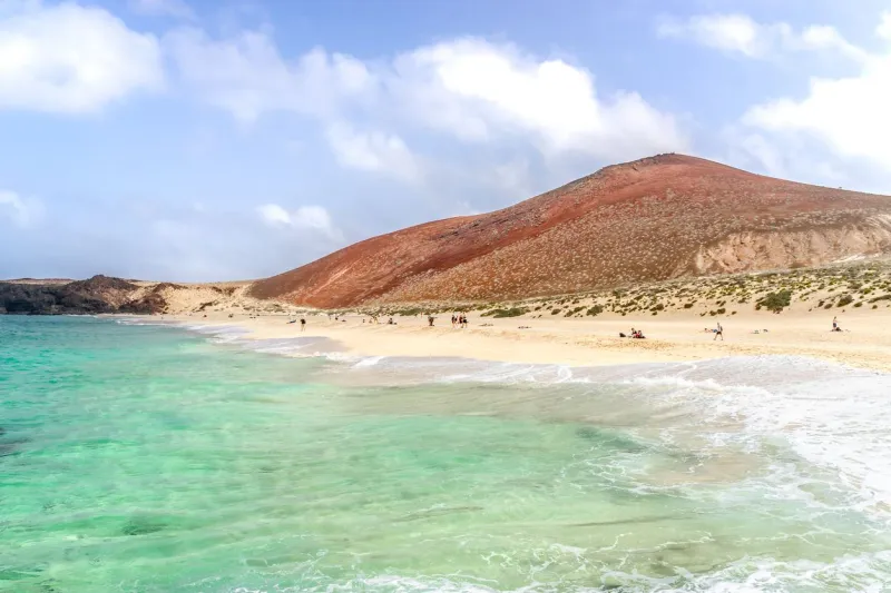 La plage paradisiaque de Las Conchas sur l'île de La Graciosa aux Canaries.