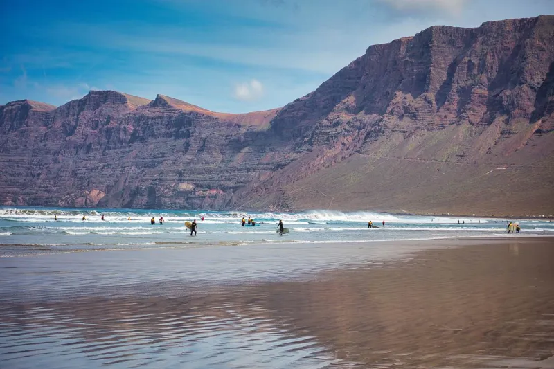 La plage de la Famara est l'un des meilleurs spots de surf des Canaries.