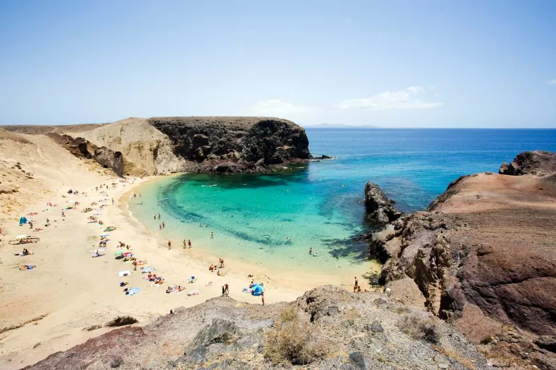 La plage de sable blanc de Papagazo à Lanzarote aux Canaries.