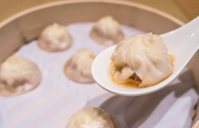 Les xiǎolóngbāo sont les raviolis traditionnels de Shanghai.