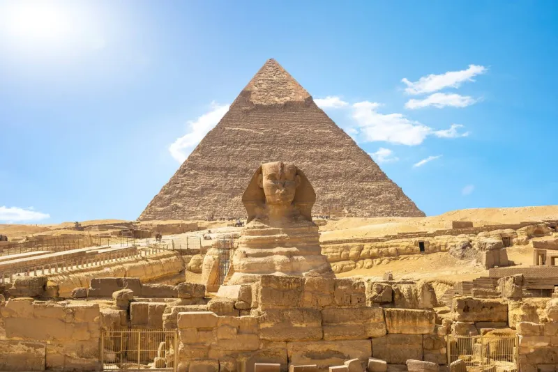 Le Sphinx est l'un des monuments emblématiques de Gizeh.