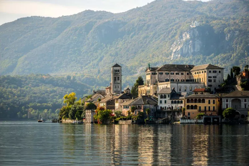 Le village d'Orta San Giulio sur les rives du lac d'Orta.