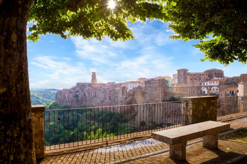 Une vue panoramique du village de Pitigliano en Toscane.