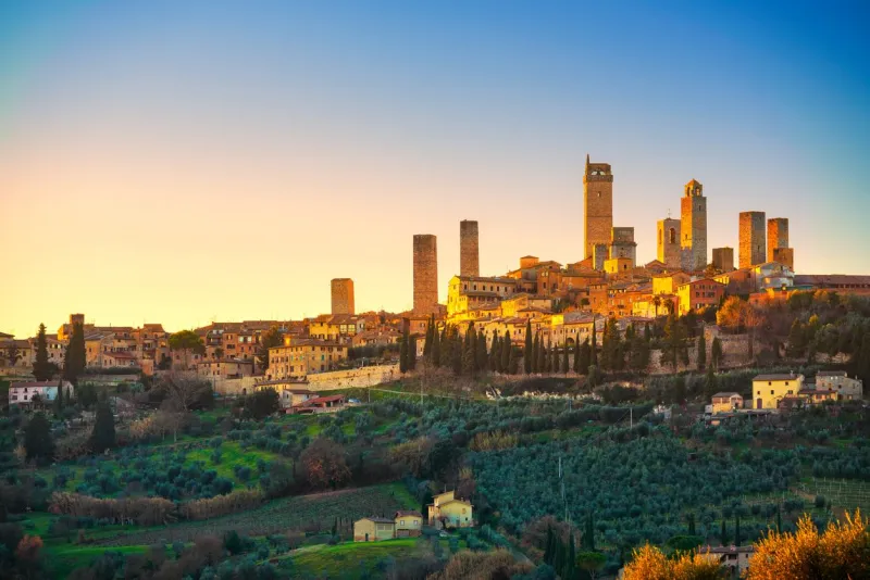 Le village de San Gimignano au coucher du soleil.