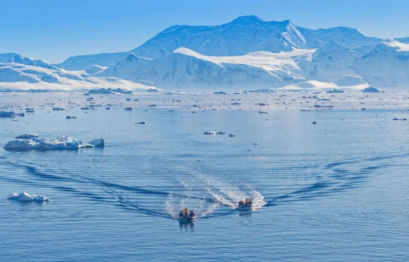 Des zodiacs au milieu des icebergs.