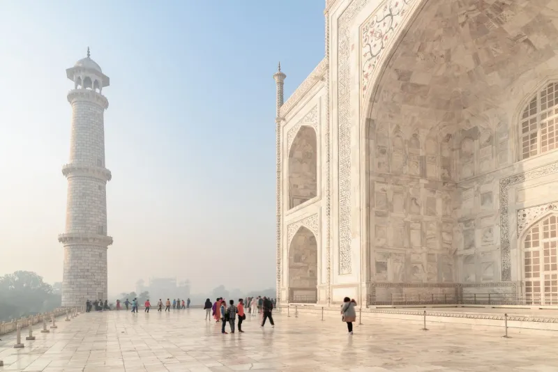 Le Taj Mahal est entièrement revêtu d’un marbre blanc d’une finesse exceptionnelle.