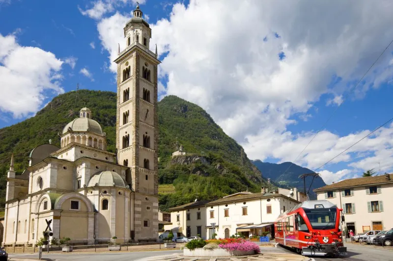 L'arrivée du Bernina Express dans la ville de Tirano en Italie.