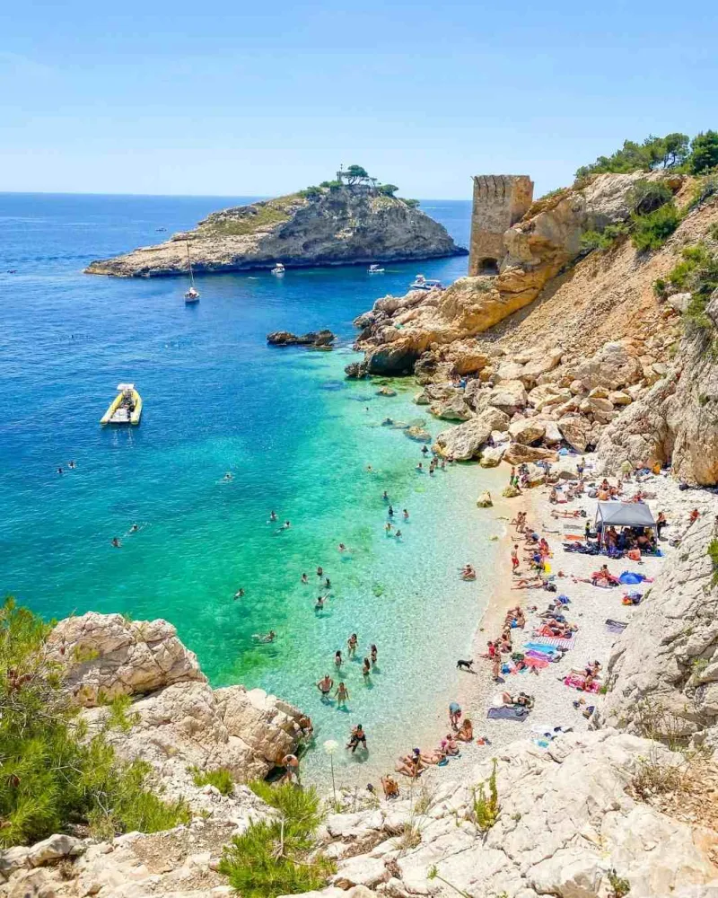 Les eaux paradisiaques de la Calanque de l'Everine.