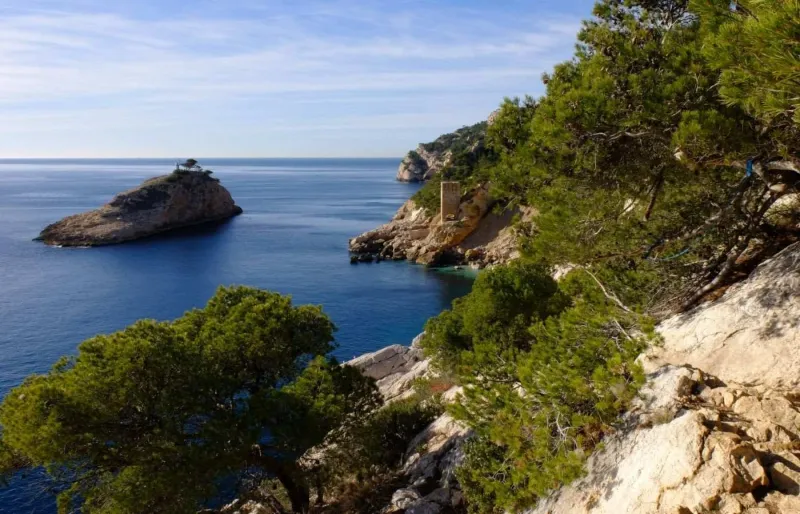 Découvrez les calanques secrètes de la merveilleuse Côte Bleue, près de Marseille.