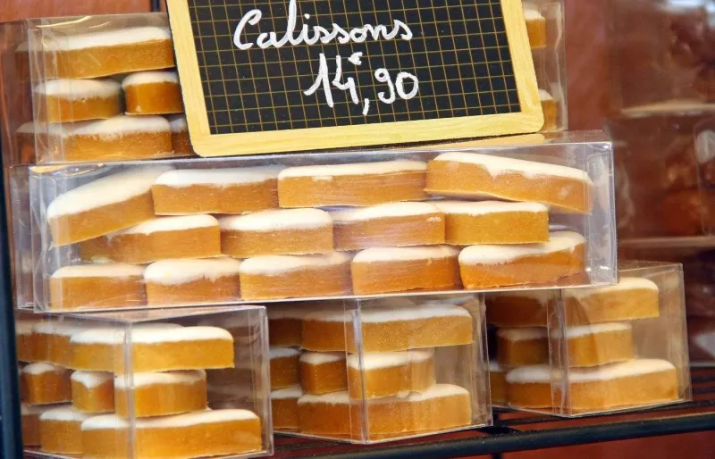 Les calissons font partie des spécialités emblématiques de la ville.