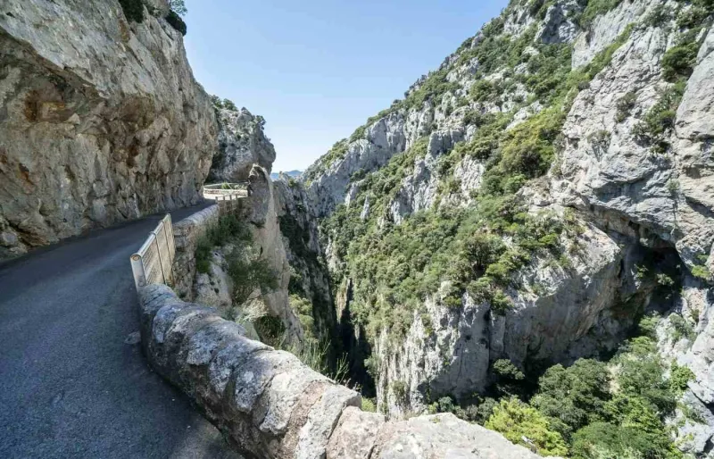 La route serpentant dans le canyon de Galamus.