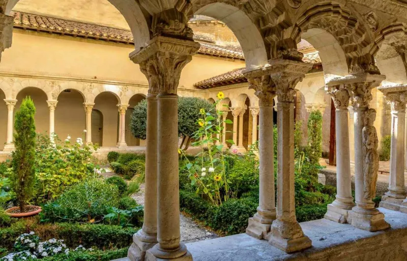 Le magnifique cloître de la cathédrale Saint-Sauveur.