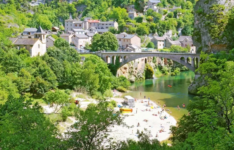 La plage de Saint-Chély-du-Tarn se trouve dans les gorges du Tarn, l’un des plus beaux canyons de France.