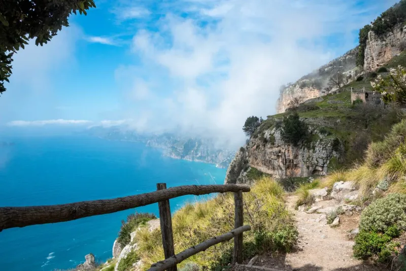 Le chemin des dieux sur la côte Amalfitaine offre une randonnée spectaculaire suspendue entre ciel et mer.