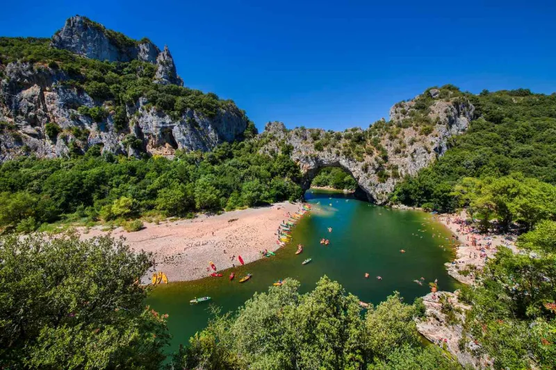 Les gorges de l'Ardèche forment l'un des canyons les plus emblématiques de France.