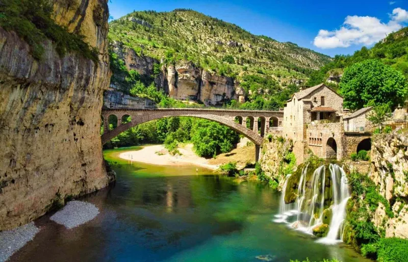Le Pont de Saint‑Chély‑du‑Tarn au coeur des gorges du Tarn.
