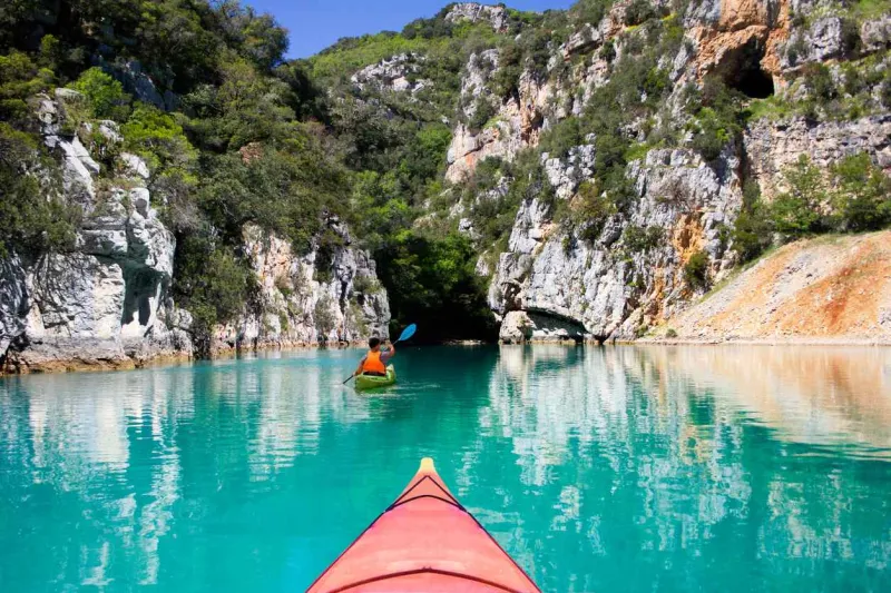 Faire du kayak dans les gorges du Verdon est une expérience inoubliable..