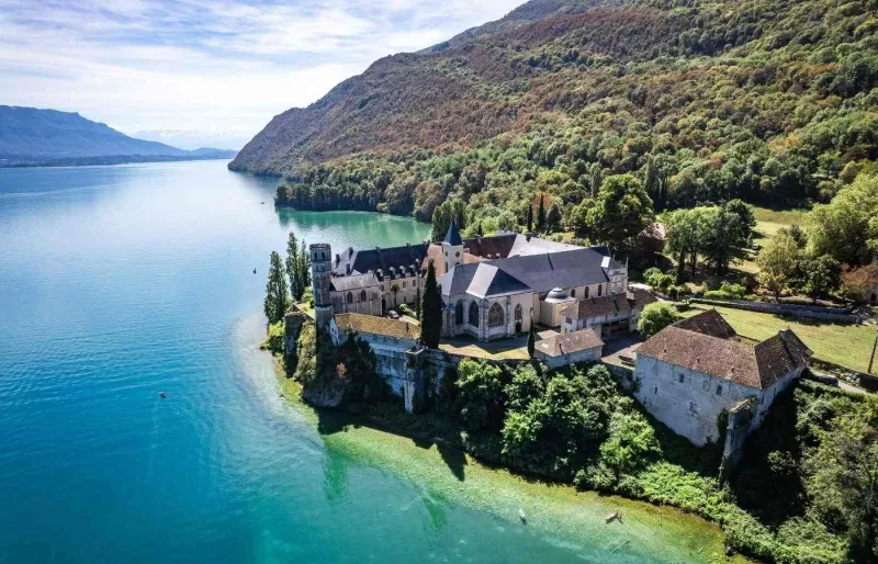 Le lac du Bourget, le plus grand lac naturel de France, abrite la sublime abbaye d'Hautecombe.