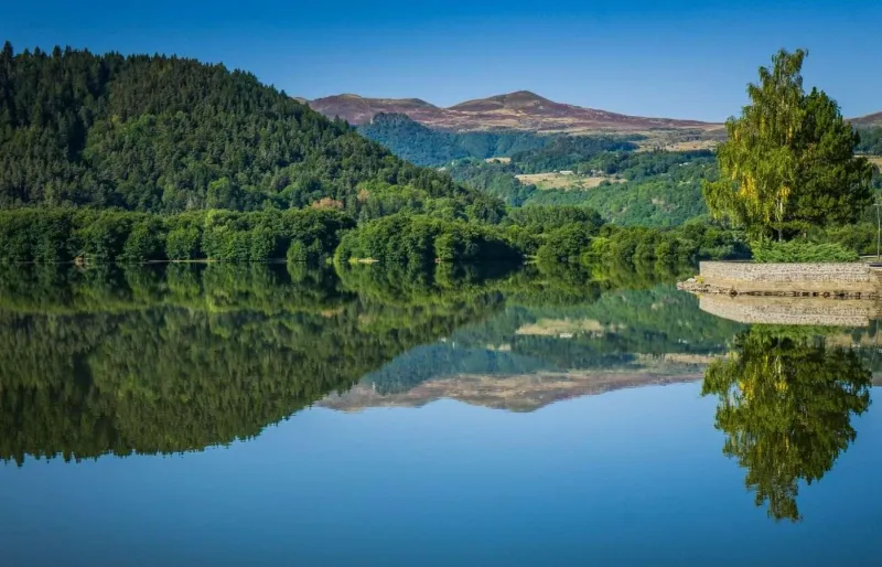 Le lac Chambon, au cœur des volcans d’Auvergne, est un lieu prisé pour la baignade estivale.