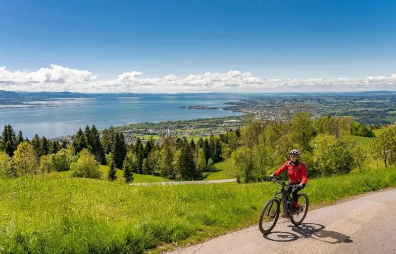 La Bodensee-Radweg est un itinéraire cyclable balisé de 260 km autour du lac de Constance.