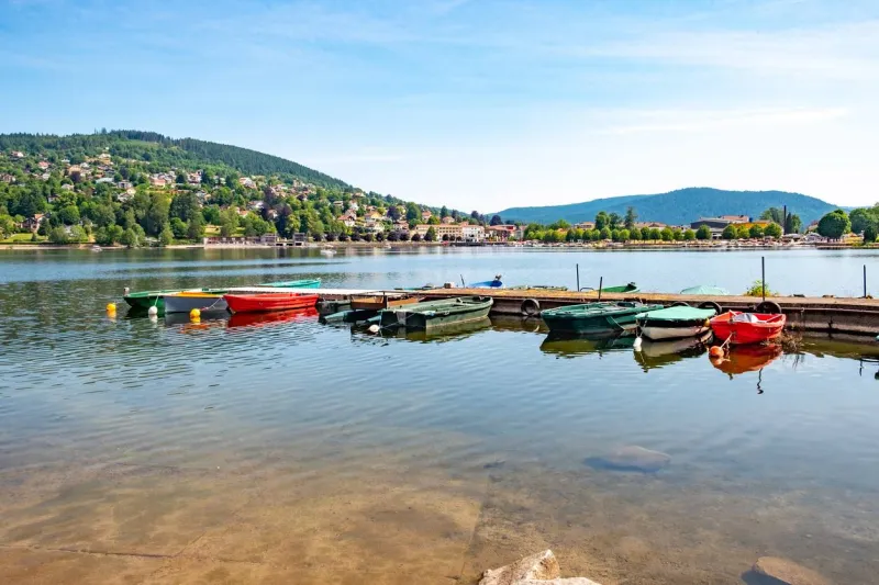 Le lac de Gérardmer, niché au cœur des Vosges, séduit par son cadre forestier apaisant et ses eaux propices à la baignade estivale.