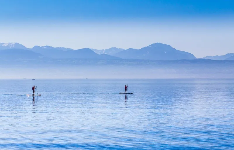 Le lac Léman, vaste étendue d’eau entre France et Suisse, offre une impression de mer intérieure.