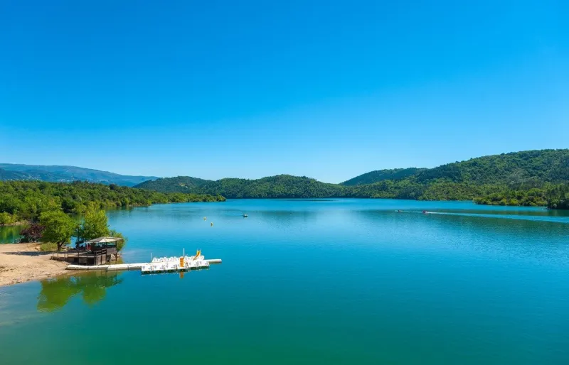 Le lac de Saint-Cassien, niché dans l’arrière-pays varois, offre une parenthèse de fraîcheur en Provence.