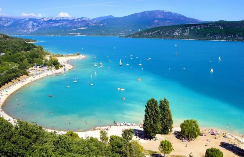 Avec ses eaux turquoise et ses plages aménagées, le lac de Sainte-Croix est idéal pour la baignade !