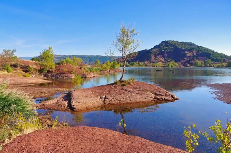 Le lac du Salagou impressionne par le contraste saisissant entre ses eaux bleues et sa terre rouge volcanique.