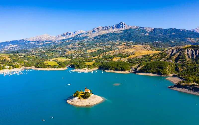Le lac de Serre-Ponçon est le plus grand lac artificiel du pays.