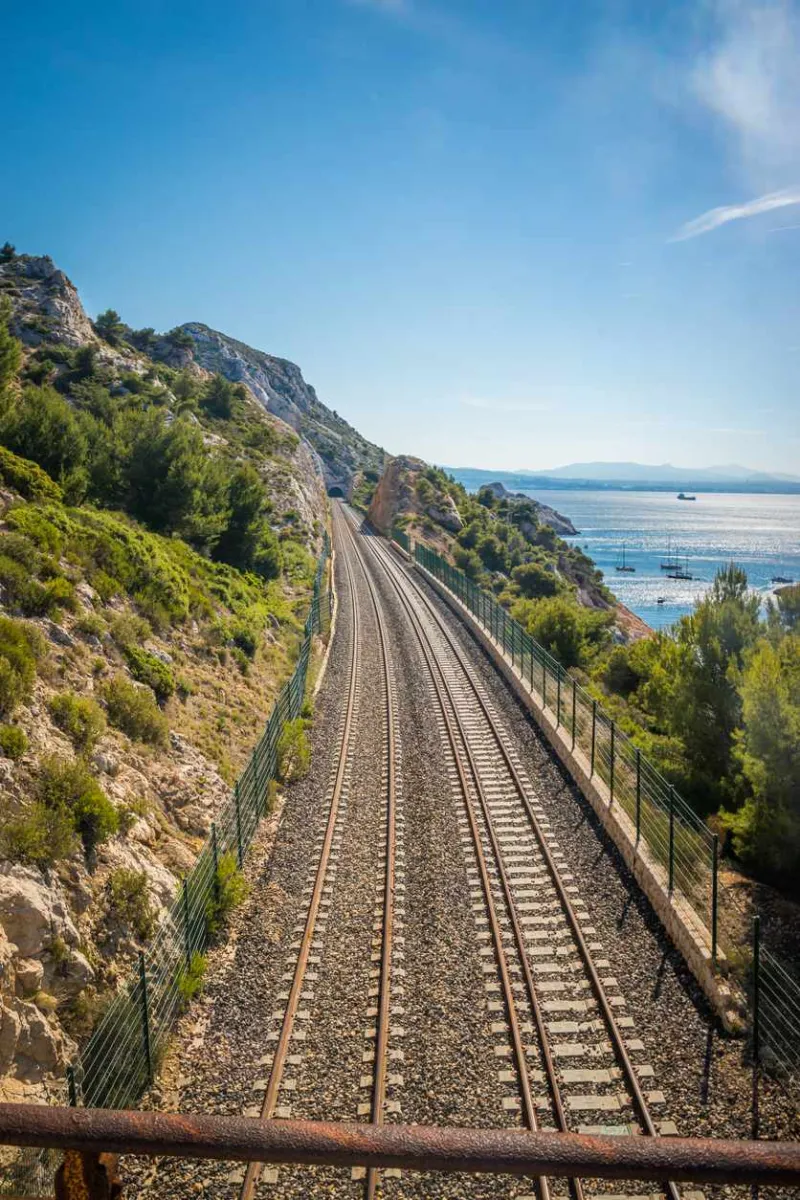La ligne ferroviaire de la Côte Bleue mesure environ 80 kilomètres.