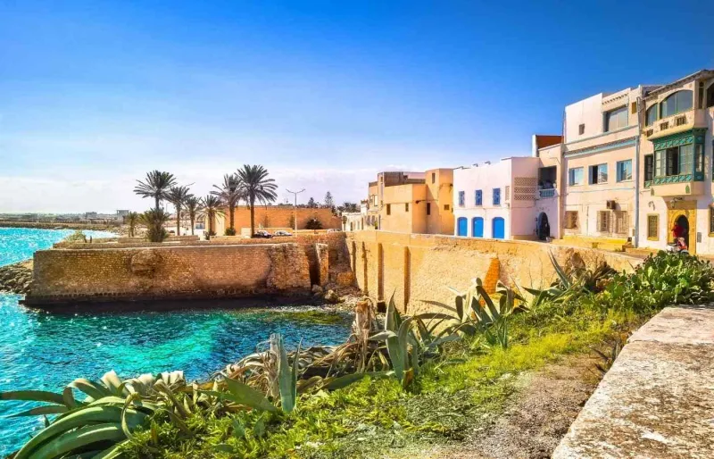 Mahdia est une ville côtière tunisienne réputée pour ses plages et son riche patrimoine historique.