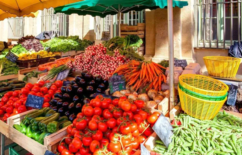 À Aix-en-Provence, les marchés sont un passage obligé pour découvrir les produits et l’ambiance de la région.
