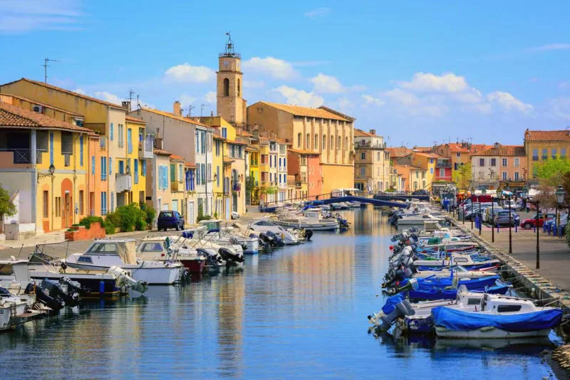 Martigues, souvent appelée la Venise provençale, prolonge la Côte Bleue jusqu’aux rives de l’étang de Berre.