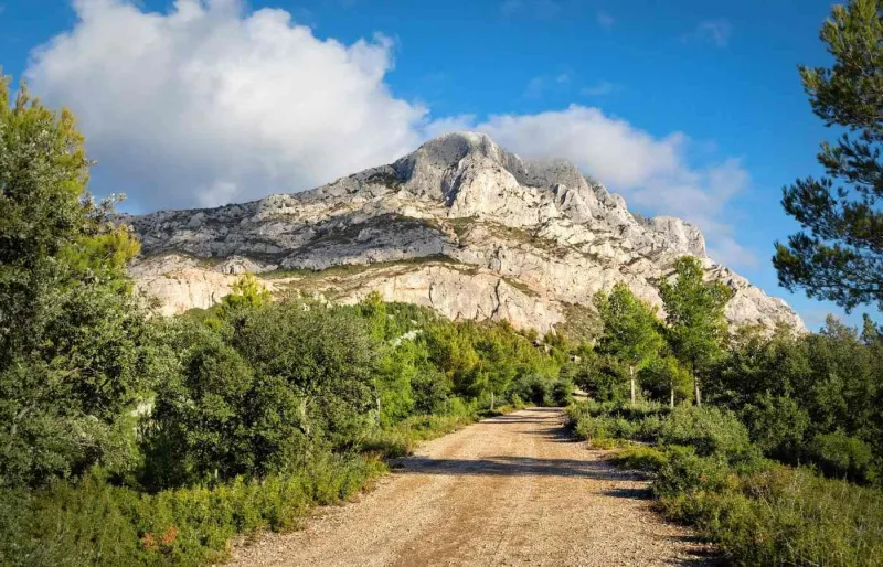 La montagne Sainte-Victoire, chère à Cézanne.
