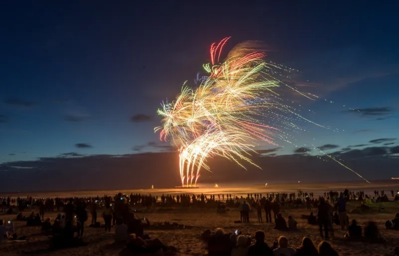 La plage de Scheveningen à La Haye le soir du Nouvel An.
