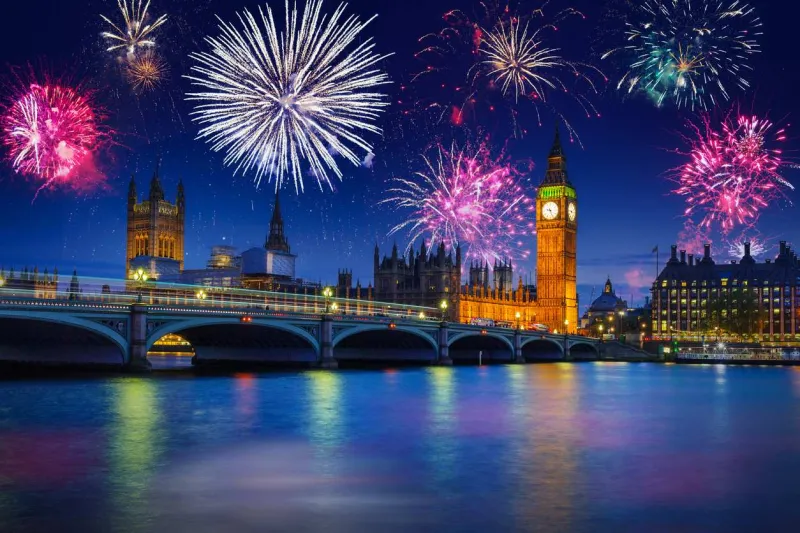 Pour célébrer la nouvelle année, Londres tire un gigantesque feu d'artifice sur les bords de la Tamise.