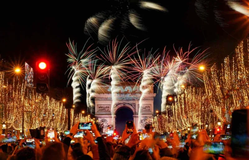 Chaque année, des centaines de milliers de personnes se retrouvent sur les Champs-Élysées, à Paris, pour célébrer le passage à la nouvelle année.